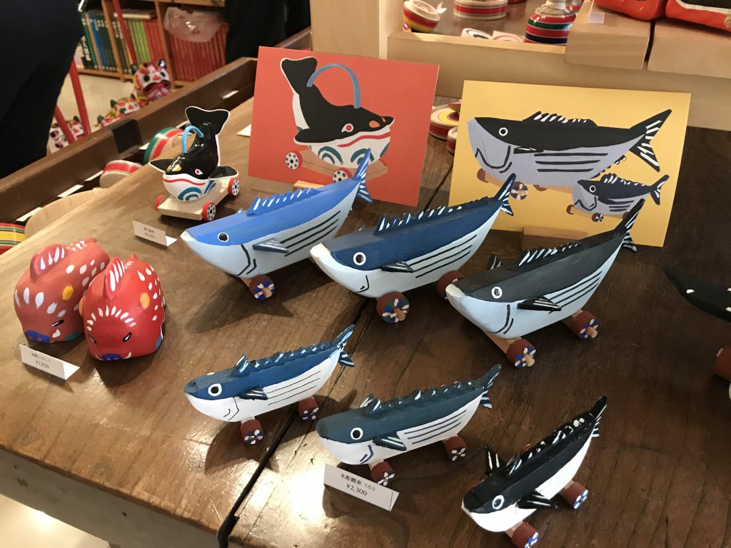 Whale-shaped toys with wheels 