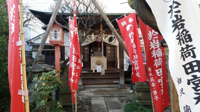 Oiwa Shrine's main building and red banners