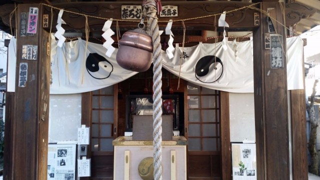 Oiwa Shrine. A rope hands to ring a bell to call the gods.