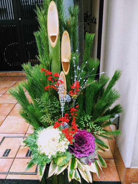 テーブルの上の花瓶に入った植物

自動的に生成された説明