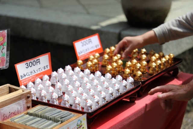 Lucky cat-shaped oracles on sale at a shrine