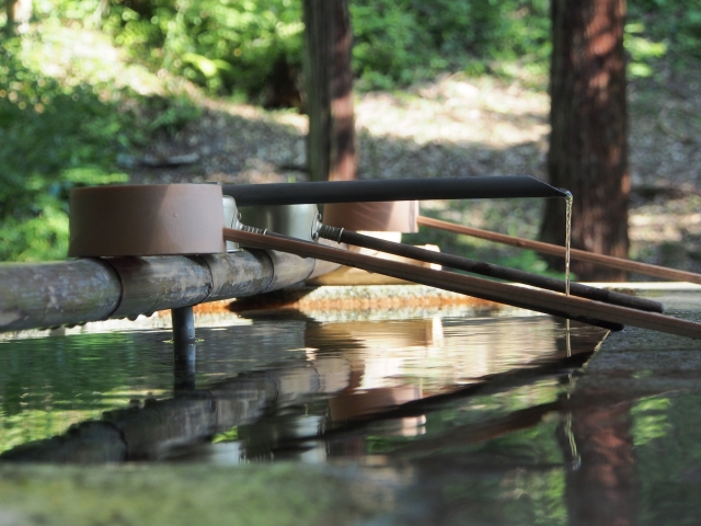 Bamboo ladles are put on top of a water basin