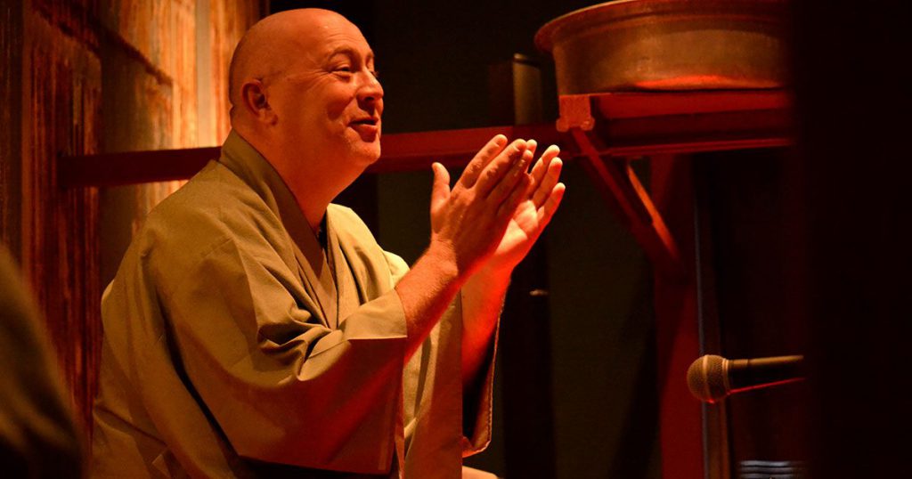 Cyril Coppini dressed in kimono telling a rakugo story