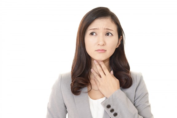 Picture of a Japanese female office worker looking worried