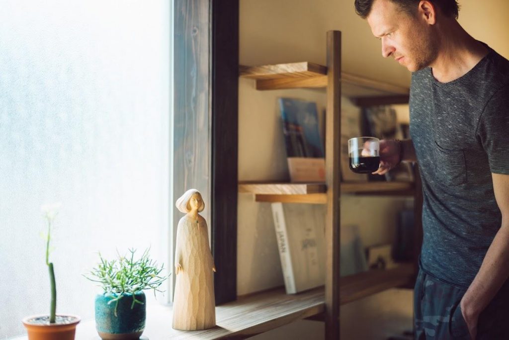 A Bed and craft guest is looking at a small female sculpture made by Komei Tanaka.