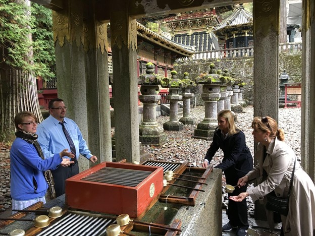 A jet program CIR Explaining how to visit a shrine to delegates from Indiana at Nikko Toshogu 