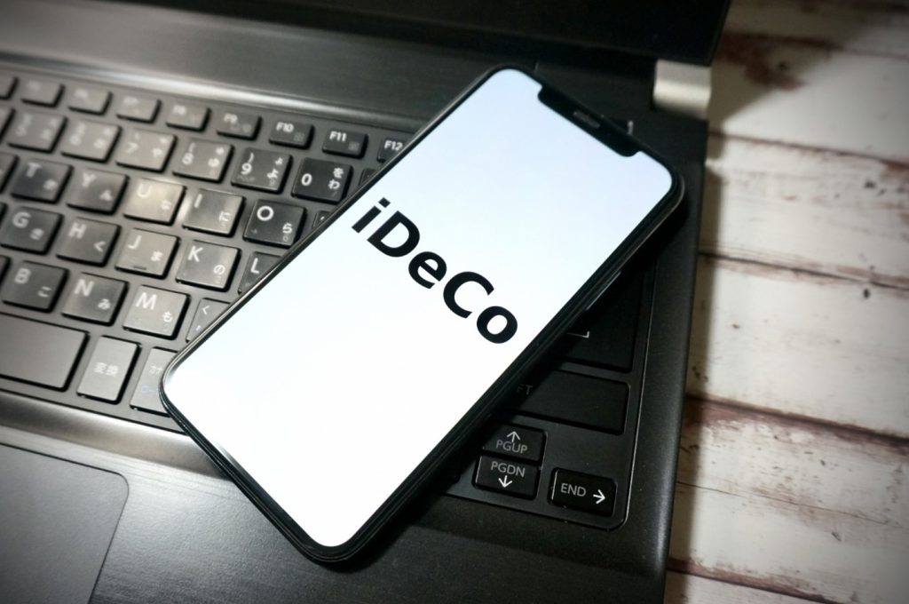 A smartphone screen shows the logo for iDeCo.